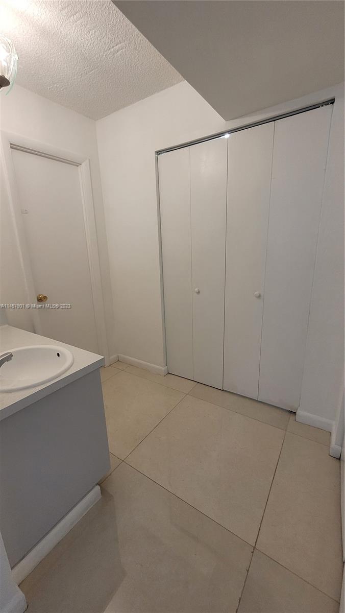 ROYAL OAKS CONDO - Residential Lease