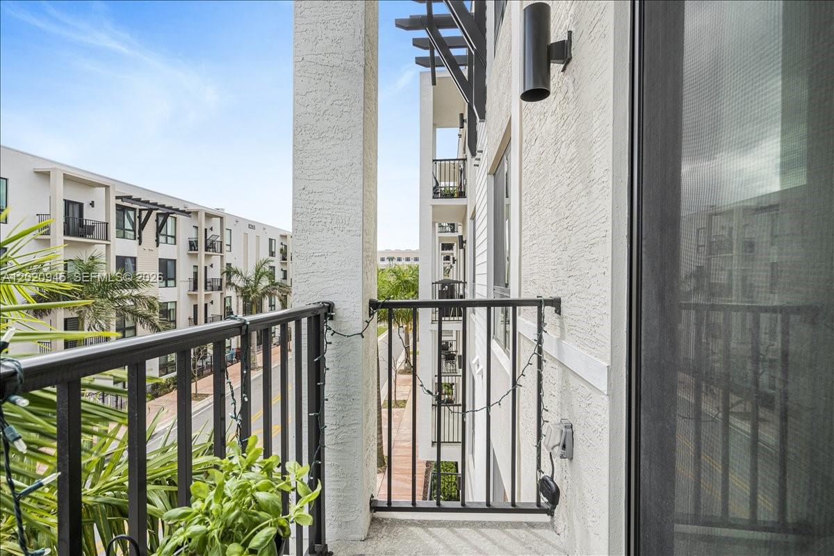 DOWNTOWN DORAL SOUTH PHAS - Residential