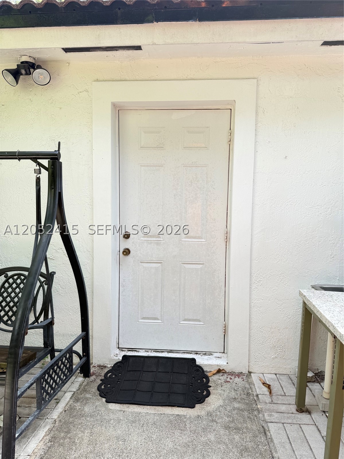 Private and ample efficiency in the great area of Cutler Bay. Unit is partially furnished with refrigerator and microwave and has its own patio and parking space. Unit is vacant and ready immediately. Includes FPL, water and Wi-Fi. For showings allow 24 hours, agents must accompany their clients at all times. For faster response, text LA.