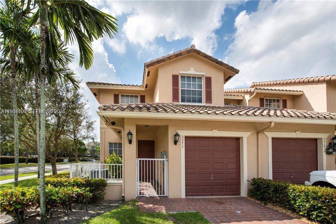 ROLLING HILLS BEST!!! DON'T MISS OUT ON THIS BEAUTIFUL 3BED 2.5BATH1 CAR GARAGE CORNER LAKEFRONT TOWNHOUSE. THIS PROPERTY FEATURES TILE FLOORS THROUGHOUT THE DOWNSTAIRS, WOOD KITCHEN CABINETS, GRANITE COUNTERTOPS, SS APPLIANCES, CARPET ON THE UPSTAIRS BEDROOMS, VERY SPACIOUS MASTER SUITE WITH SEPERATE TUB AND SHOWER, LARGE WALK-IN CLOSET. THIS IS A TRULY MUST SEE AND EASY TO SHOW! HURRY AS THIS ONE WILL NOT LAST.