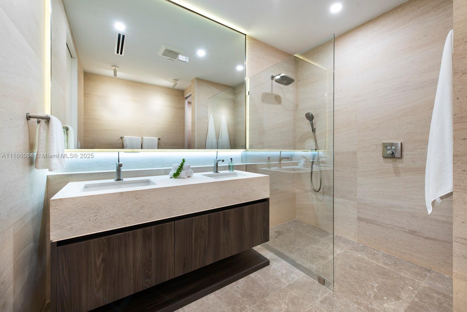 CONTINUUM ON SOUTH BEACH - Residential