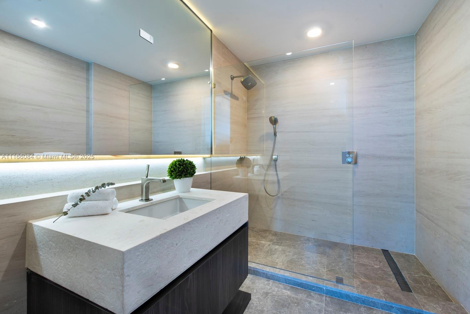 CONTINUUM ON SOUTH BEACH - Residential