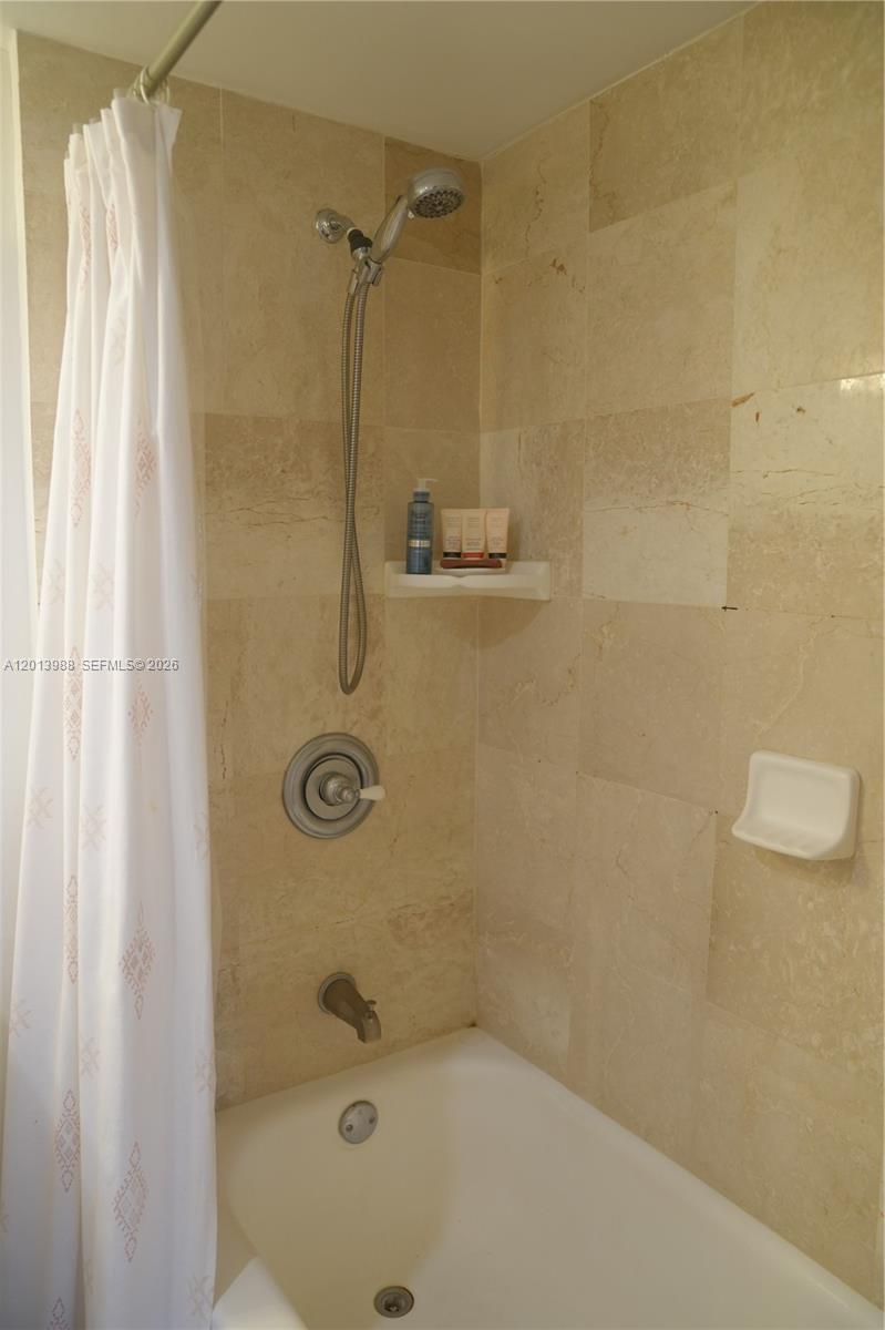 ADMIRALS PORT CONDO WEST - Residential