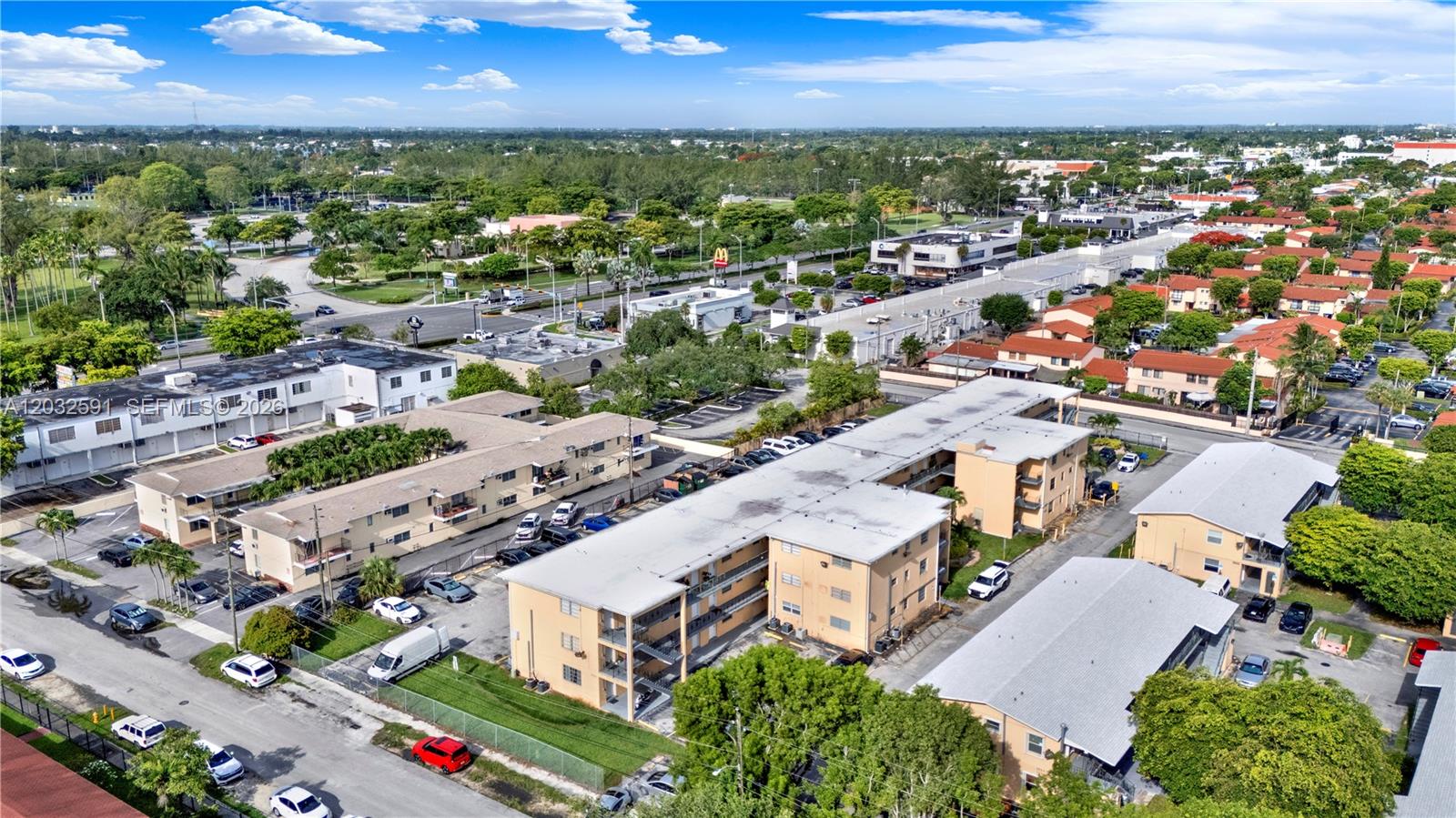 TROPICAL PARK CONDO - Residential