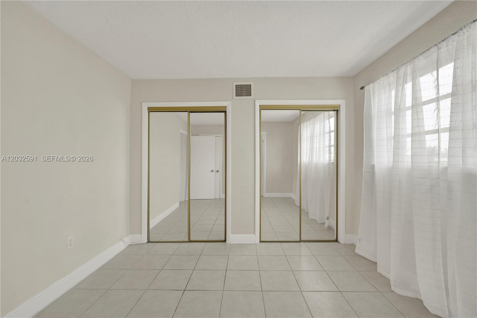 TROPICAL PARK CONDO - Residential