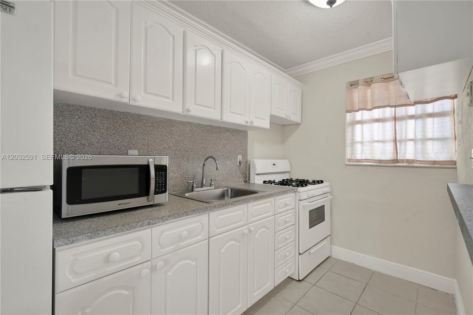 TROPICAL PARK CONDO - Residential