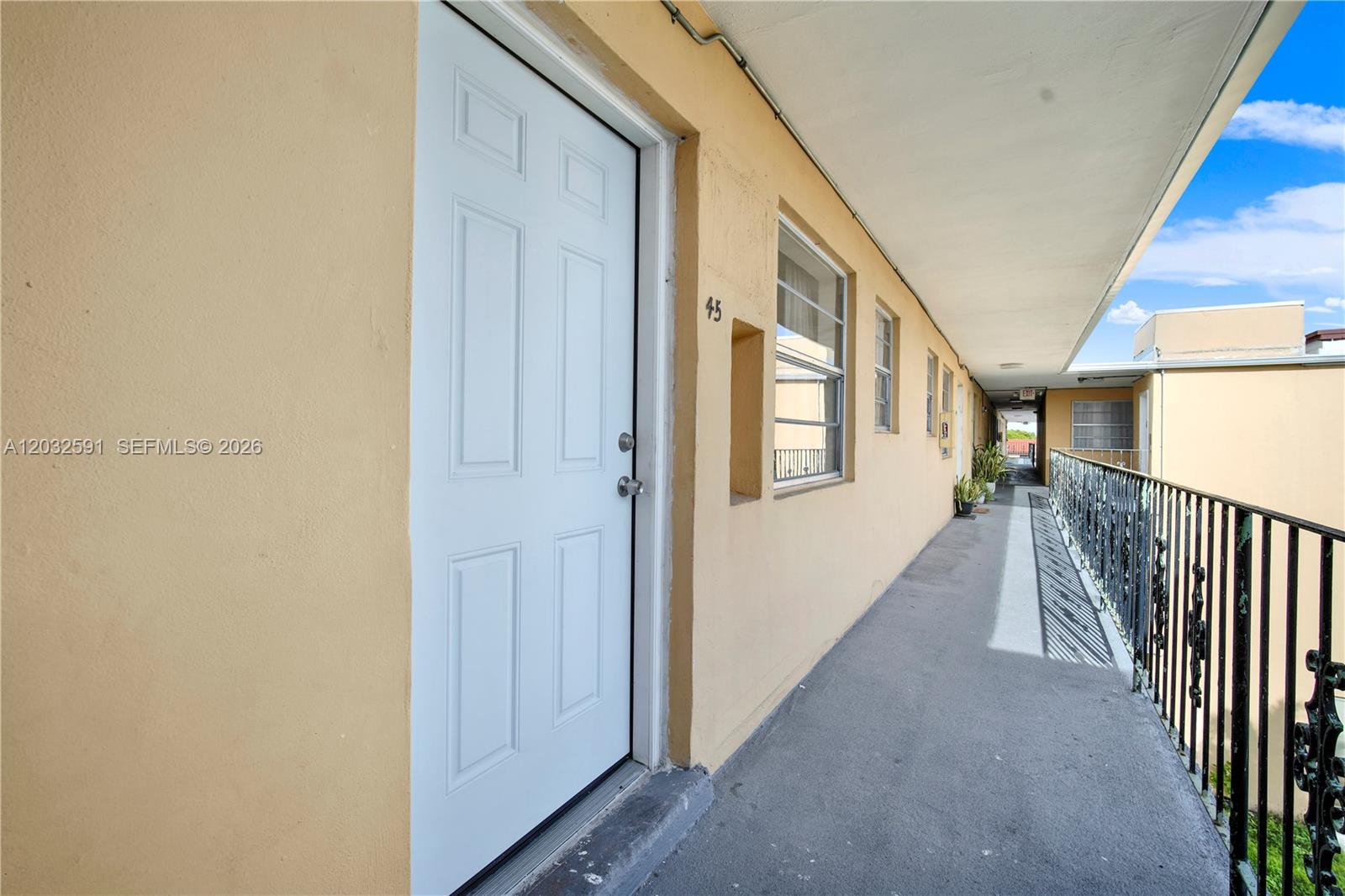 TROPICAL PARK CONDO - Residential