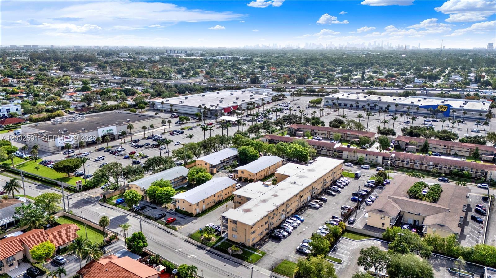 TROPICAL PARK CONDO - Residential