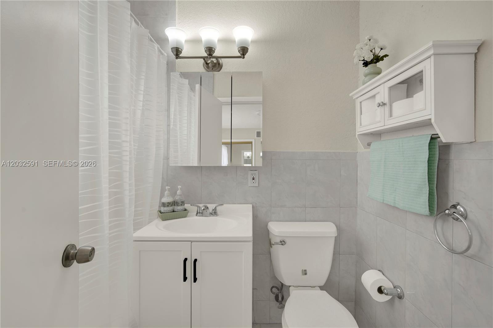 TROPICAL PARK CONDO - Residential