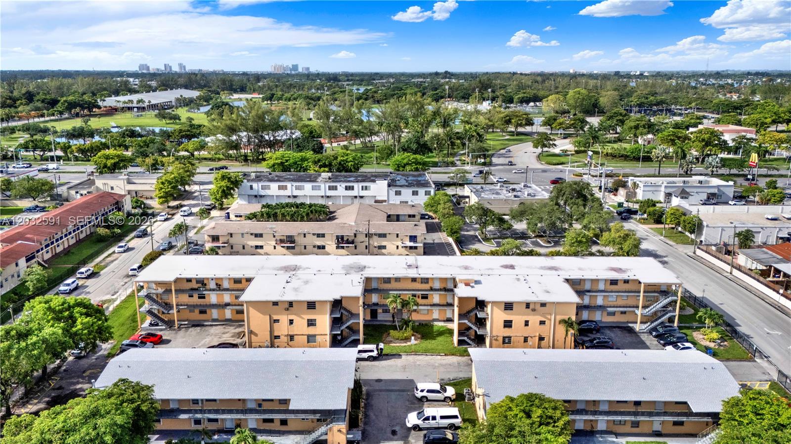 TROPICAL PARK CONDO - Residential