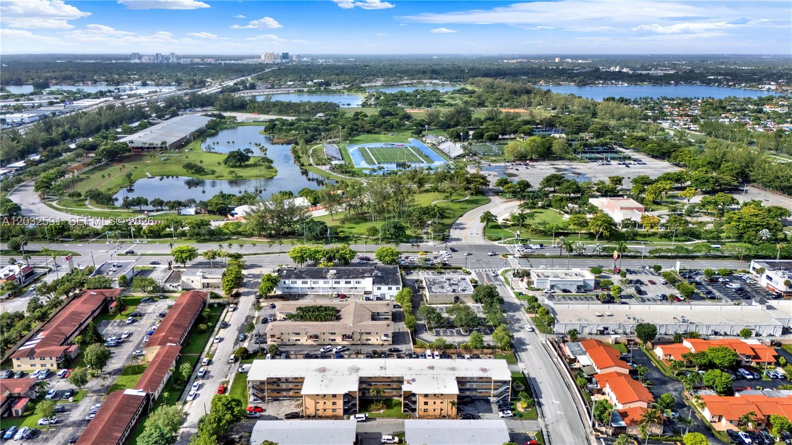 TROPICAL PARK CONDO - Residential