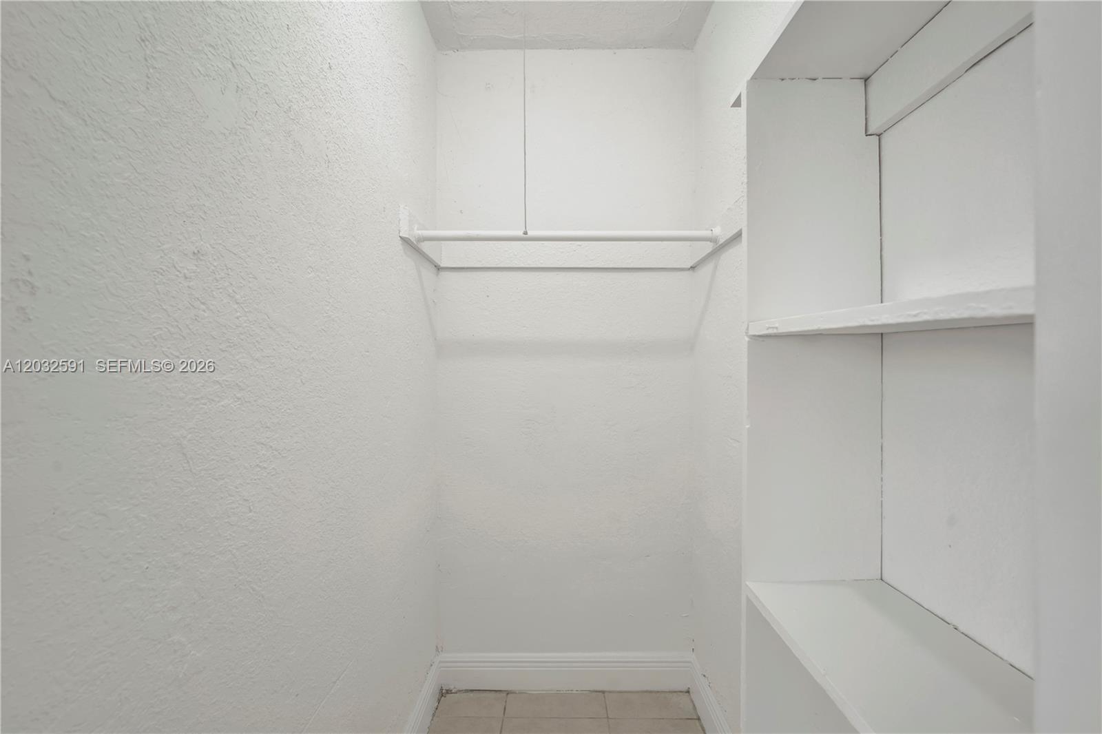 TROPICAL PARK CONDO - Residential
