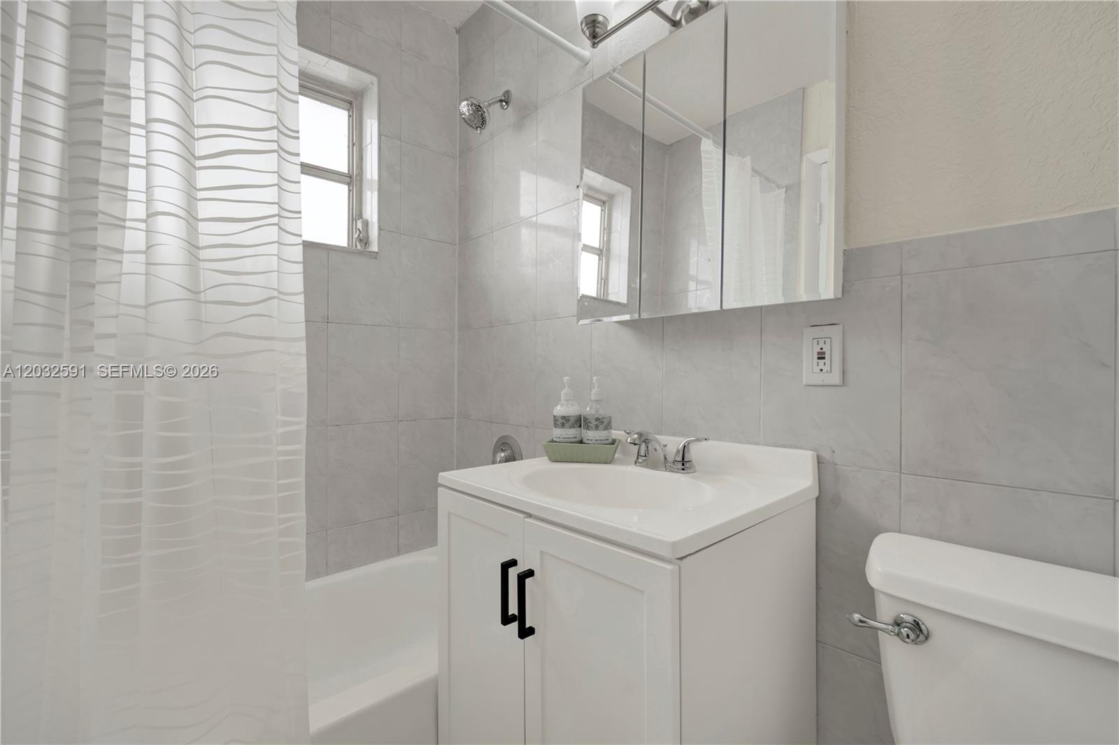 TROPICAL PARK CONDO - Residential