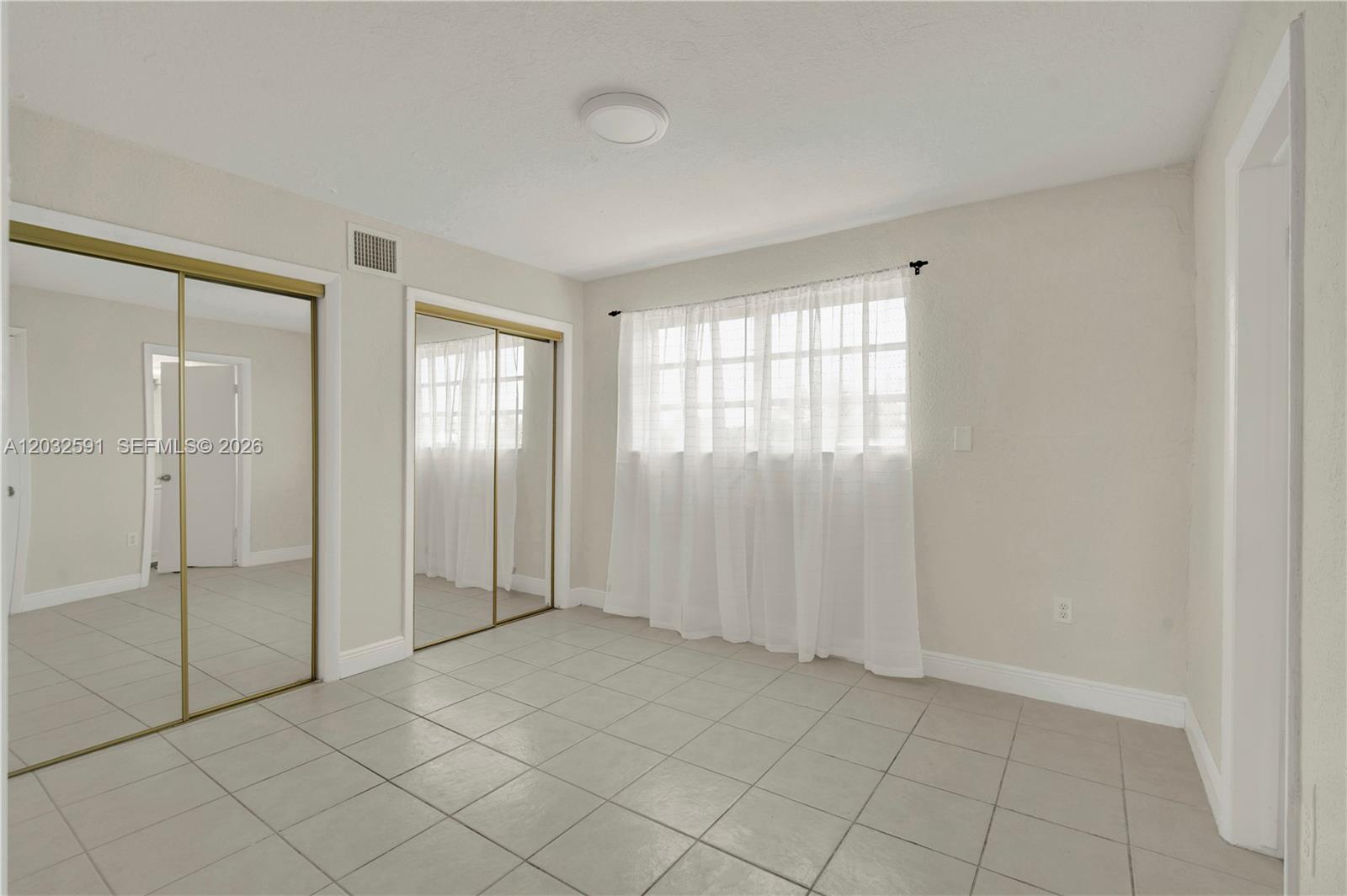 TROPICAL PARK CONDO - Residential