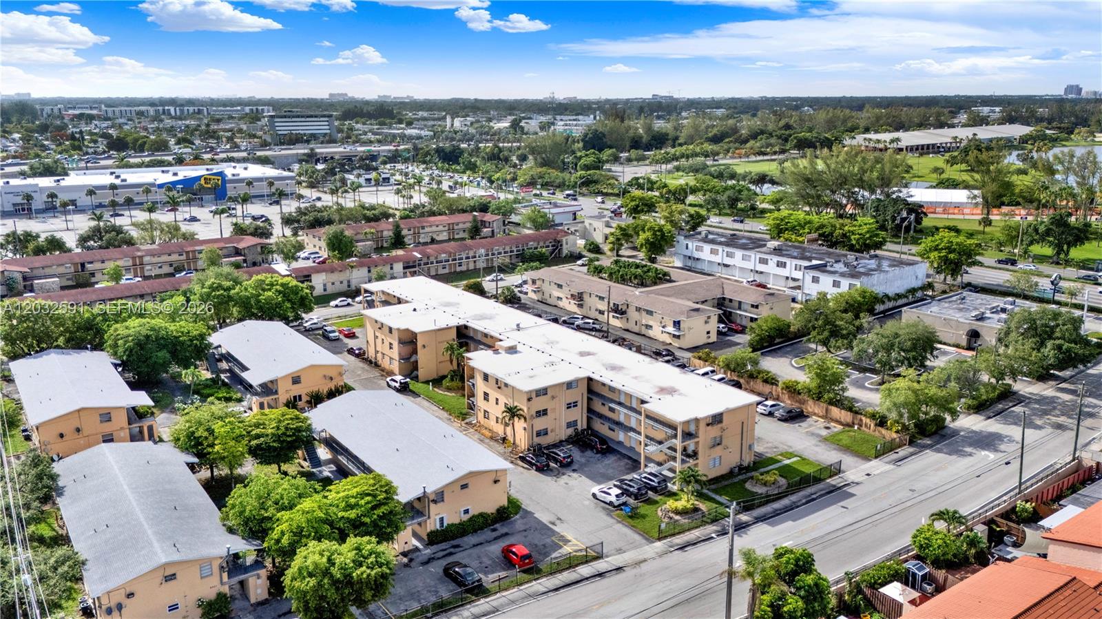 TROPICAL PARK CONDO - Residential
