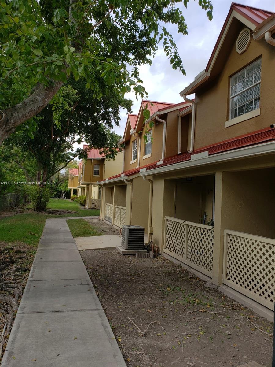 LA HACIENDA COUNTRY CLUB - Residential