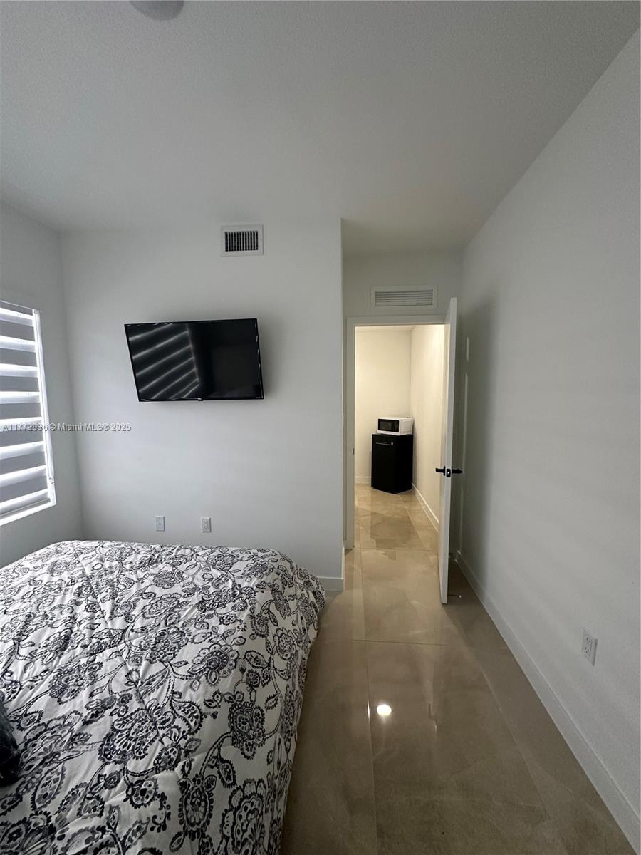 ESTUDIO CON TODO INCLUIDO , AGUA , LUZ , INTERNET Y UN PARKING. 
1 PERSONA $1000 , 2 PERSONAS $1200 , PETS OK.