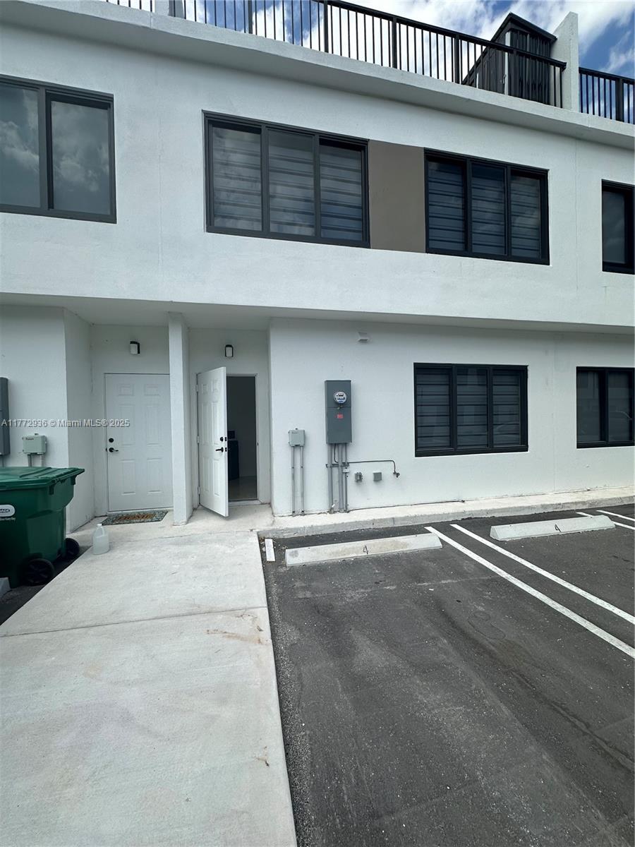 M.C.R. INDUSTRIAL PARK - Residential Lease