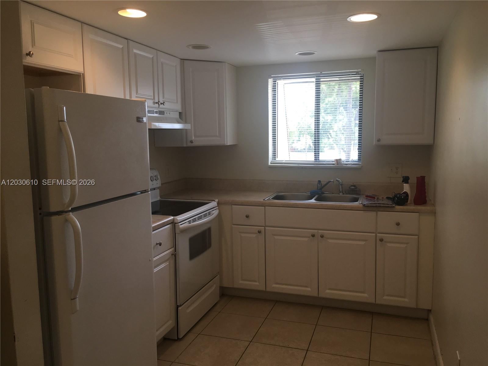 TOWNHOUSE VILLAGE CONDO - Residential Lease