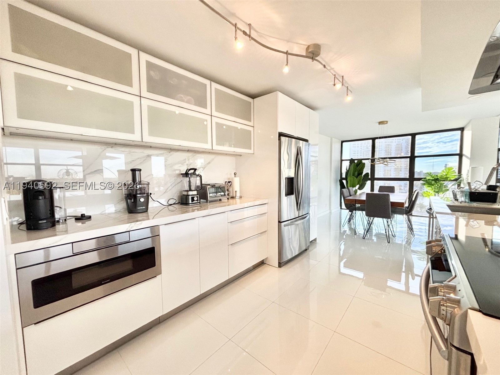 200 LESLIE CONDO - Residential