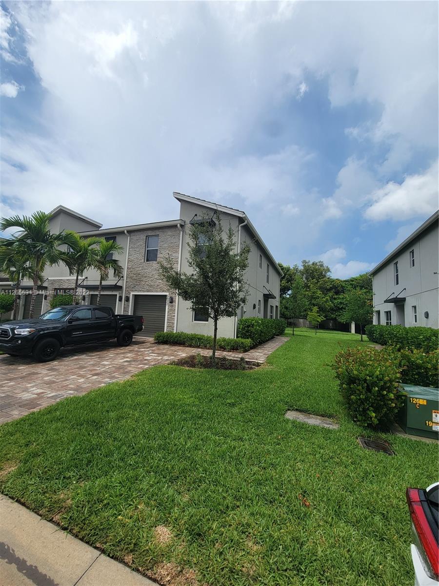 TOWN COMMONS PUD REPLAT - Residential Lease