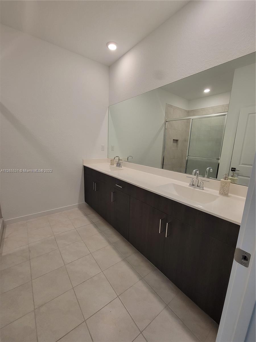 TOWN COMMONS PUD REPLAT - Residential Lease