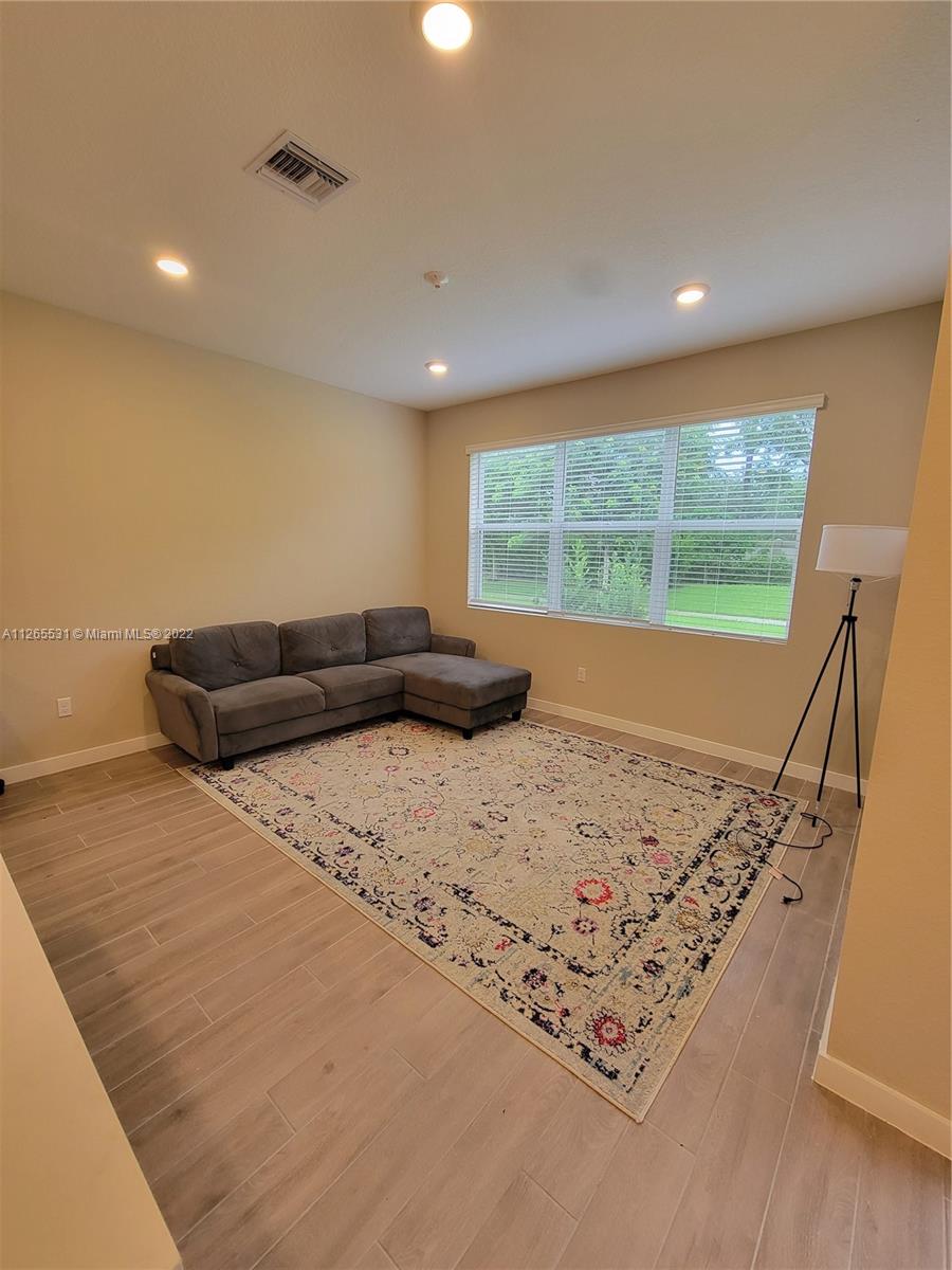 TOWN COMMONS PUD REPLAT - Residential Lease