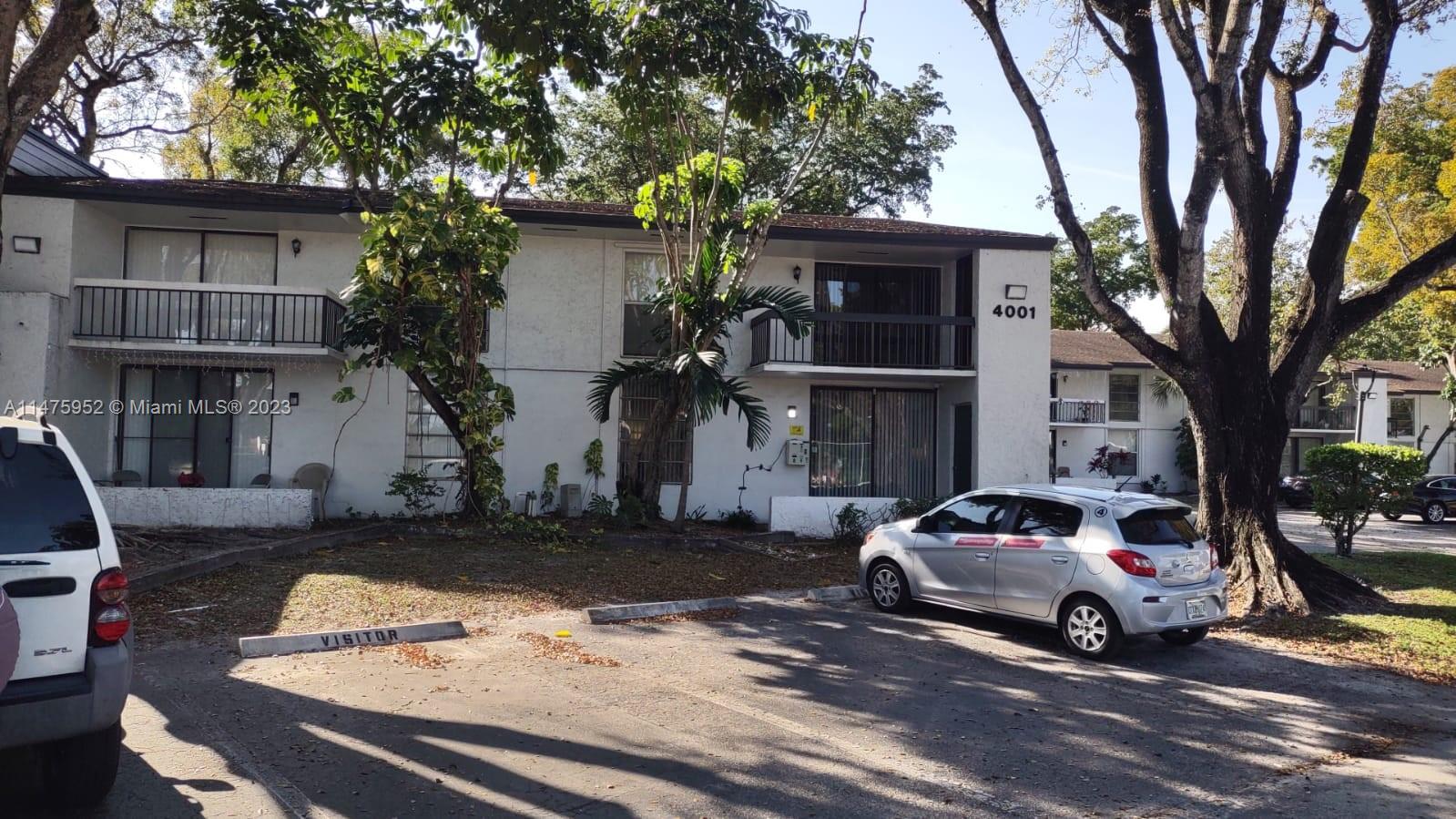 NICE UNIT 1 BED 1 BATH IN SUNRISE ON THE GREEN COMMUNITY, CLOSE TO EVERYTHING. READY TO MOVE IN. EASY TO SHOW. FAST APPROVAL