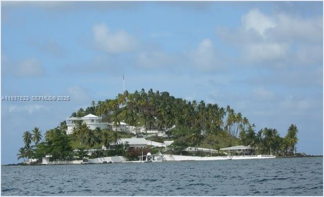 Luxury House in Panama Caribbean Island, Private Island Paradise Home. Further film place of James Bond movie Quantum of Solace. 5 bedrooms 5 bathroom pool HOME with heliport and private beach. Lovers of fishing, forest, tranquility and nature. property is supplied with electricity and water from the mainland, delivered via underground connections to the island. Investment Opportunity, One of the key advantages is the strategic location near mayor developments such as: Ordovician Beach Resort and Linton Bay Marina. These nearby projects not only enhance the value of the house but also offer future growth potential, increased tourism and convenient access to world-class amenities. Being in close proximity to such developments makes this property and ideal investment opportunity .