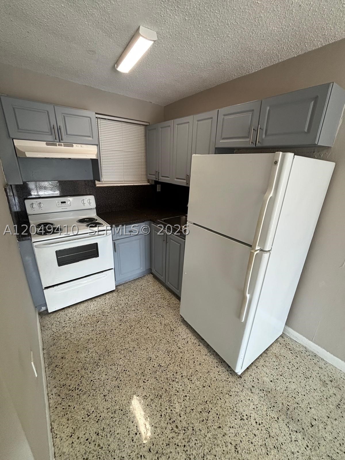 LAWRENCE ESTATE LAND CO - Residential Lease