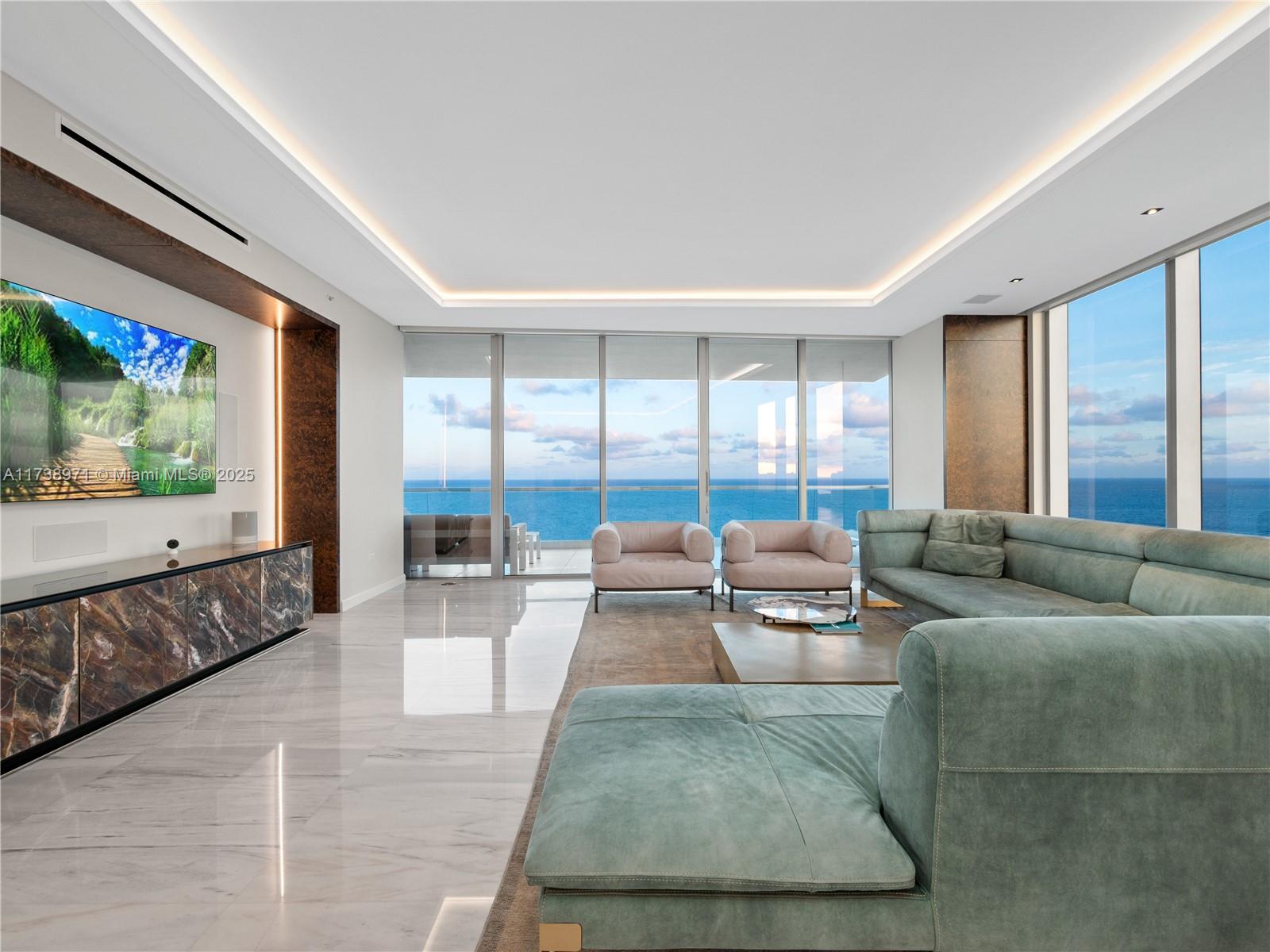 TURNBERRY OCEAN CLUB - Residential