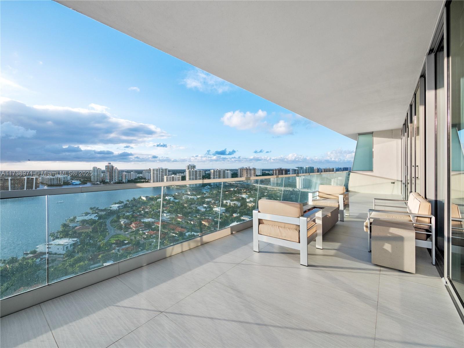 TURNBERRY OCEAN CLUB - Residential