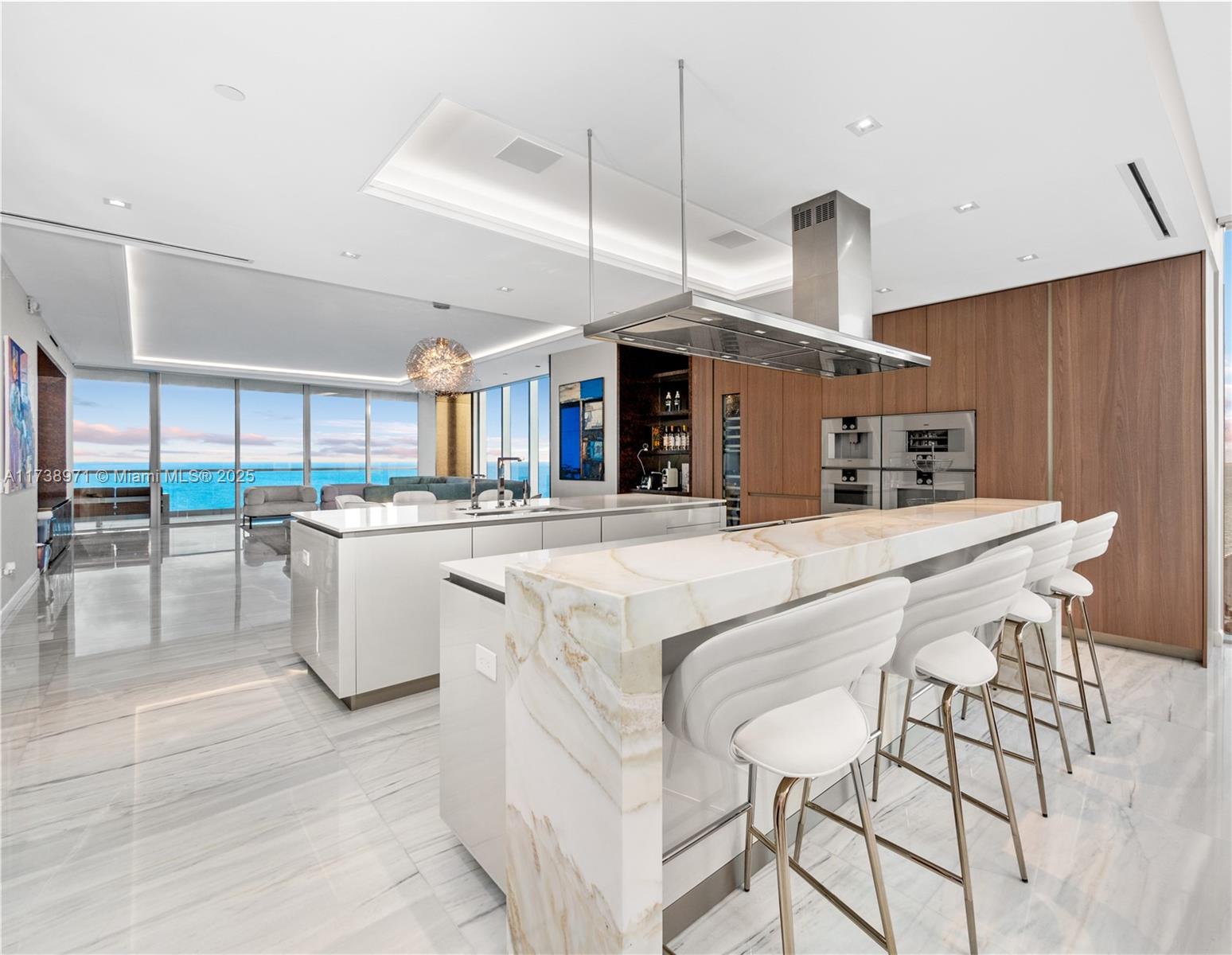 TURNBERRY OCEAN CLUB - Residential