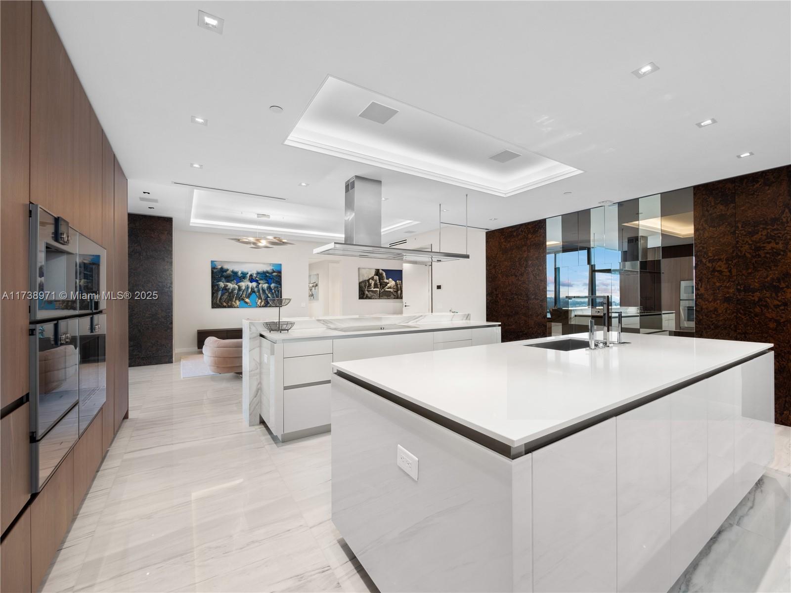 TURNBERRY OCEAN CLUB - Residential