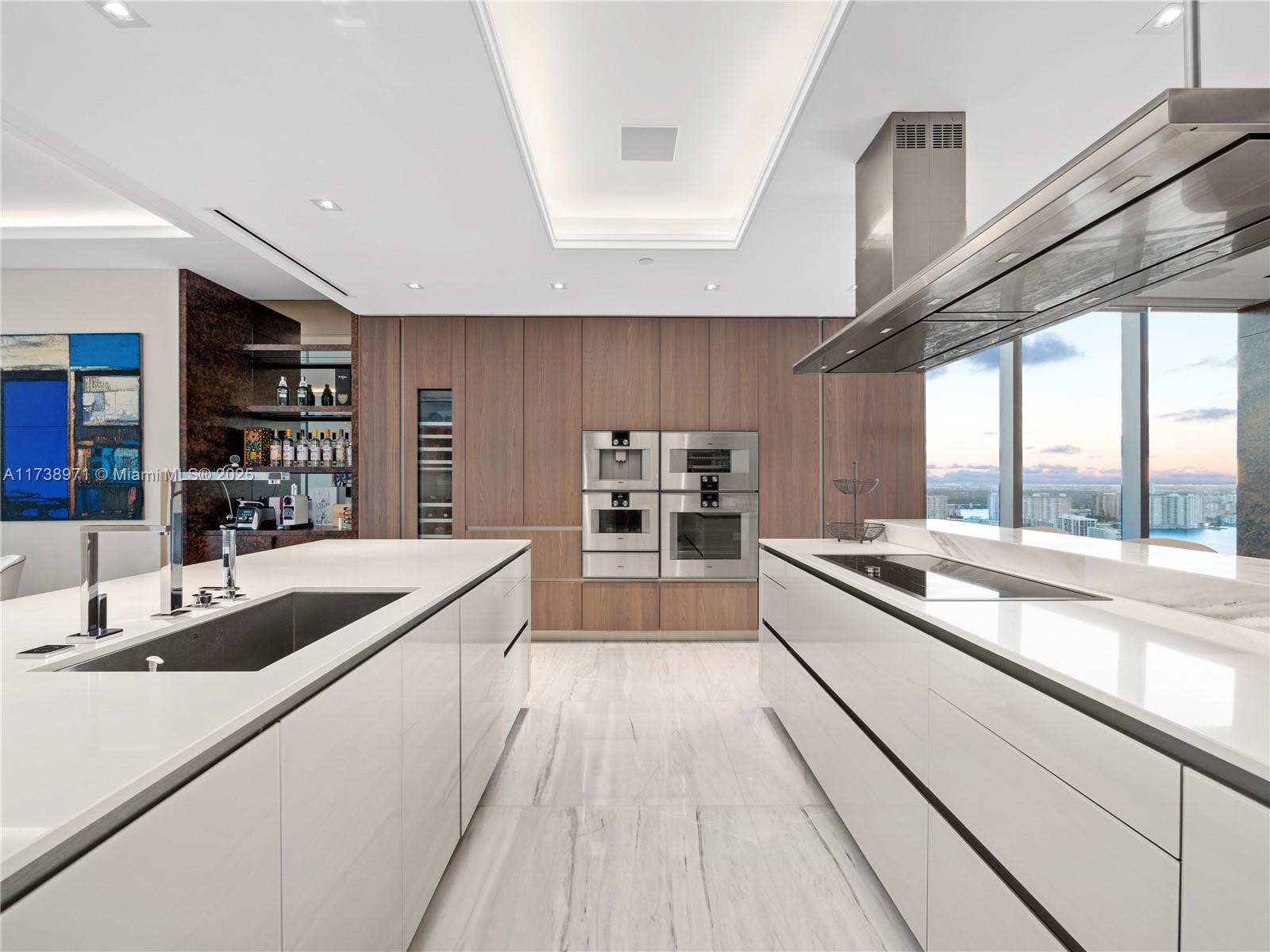 TURNBERRY OCEAN CLUB - Residential