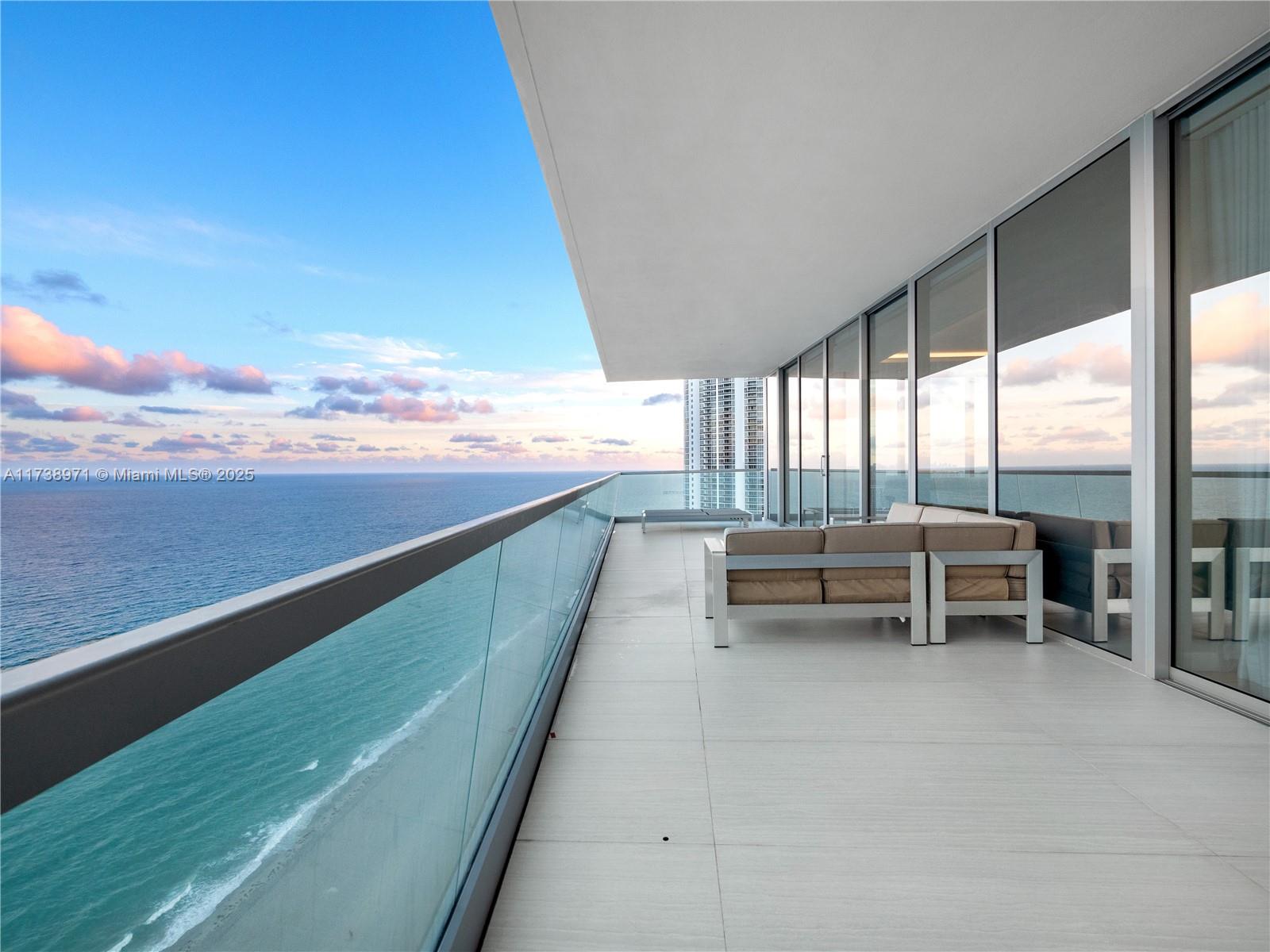 TURNBERRY OCEAN CLUB - Residential