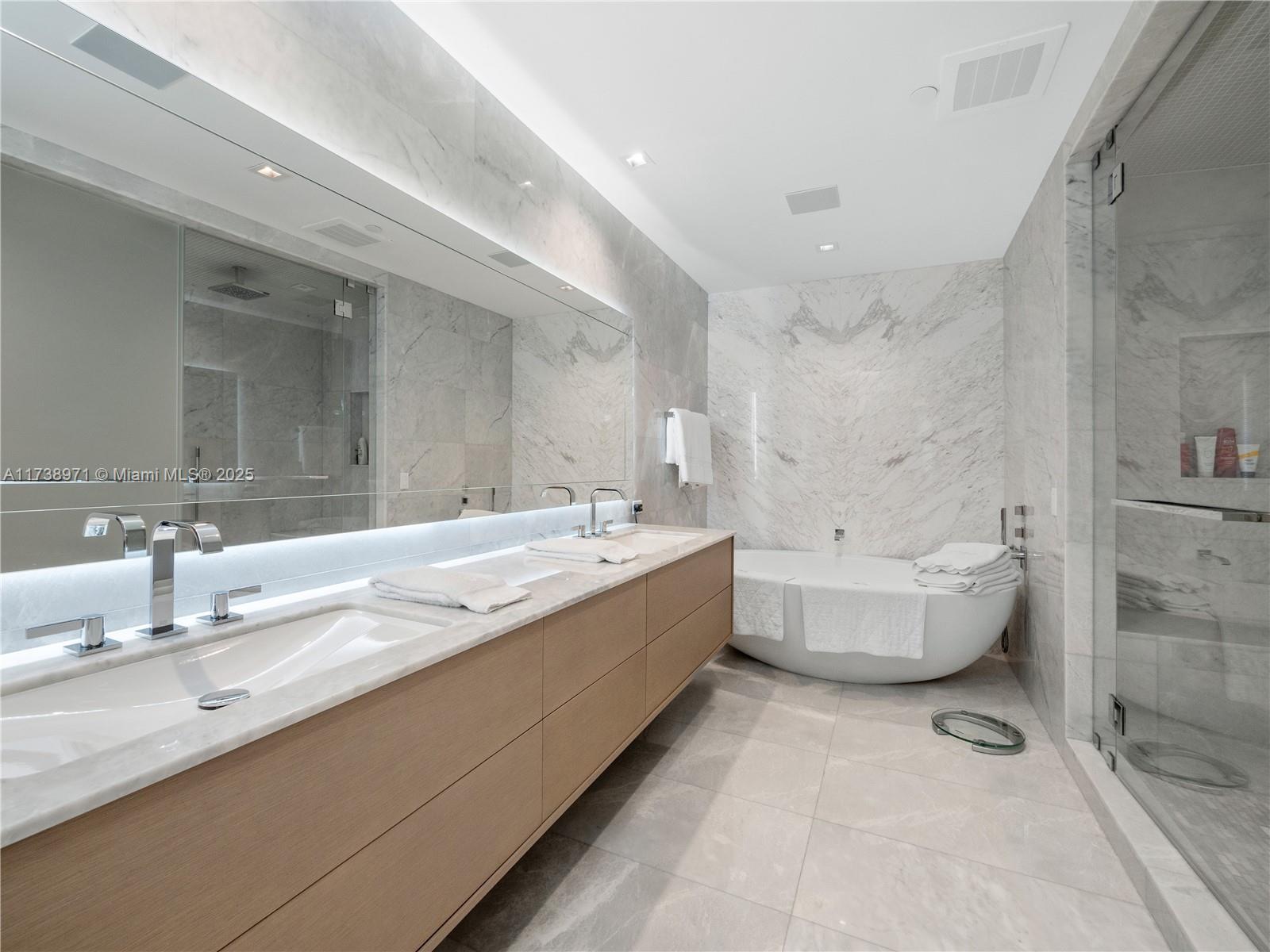 TURNBERRY OCEAN CLUB - Residential