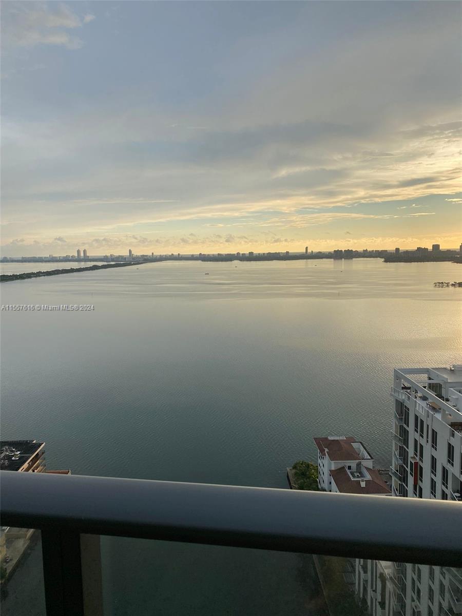 Beautifully designed 2bed, 2baths with stunning views. Completely furnished and
fully equipped kitchen. Resort style amenities with tennis courts, pool, business center, security, 24h concierge.
Located on Edgewater walking distance from local stores, restaurants, bars, fitness centers. Close to Wynwood,
Midtown and Design district.