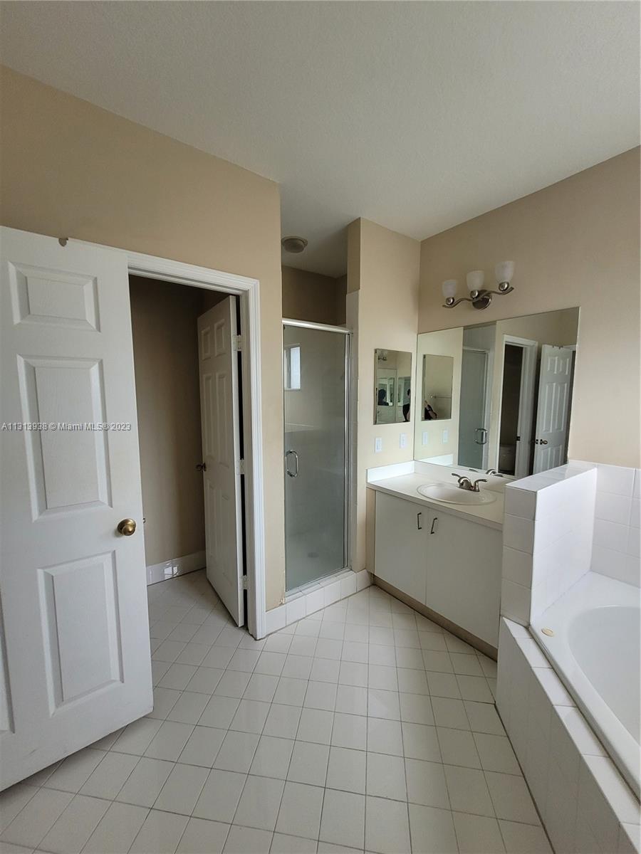 LAKES BY THE BAY AMBER - Residential Lease
