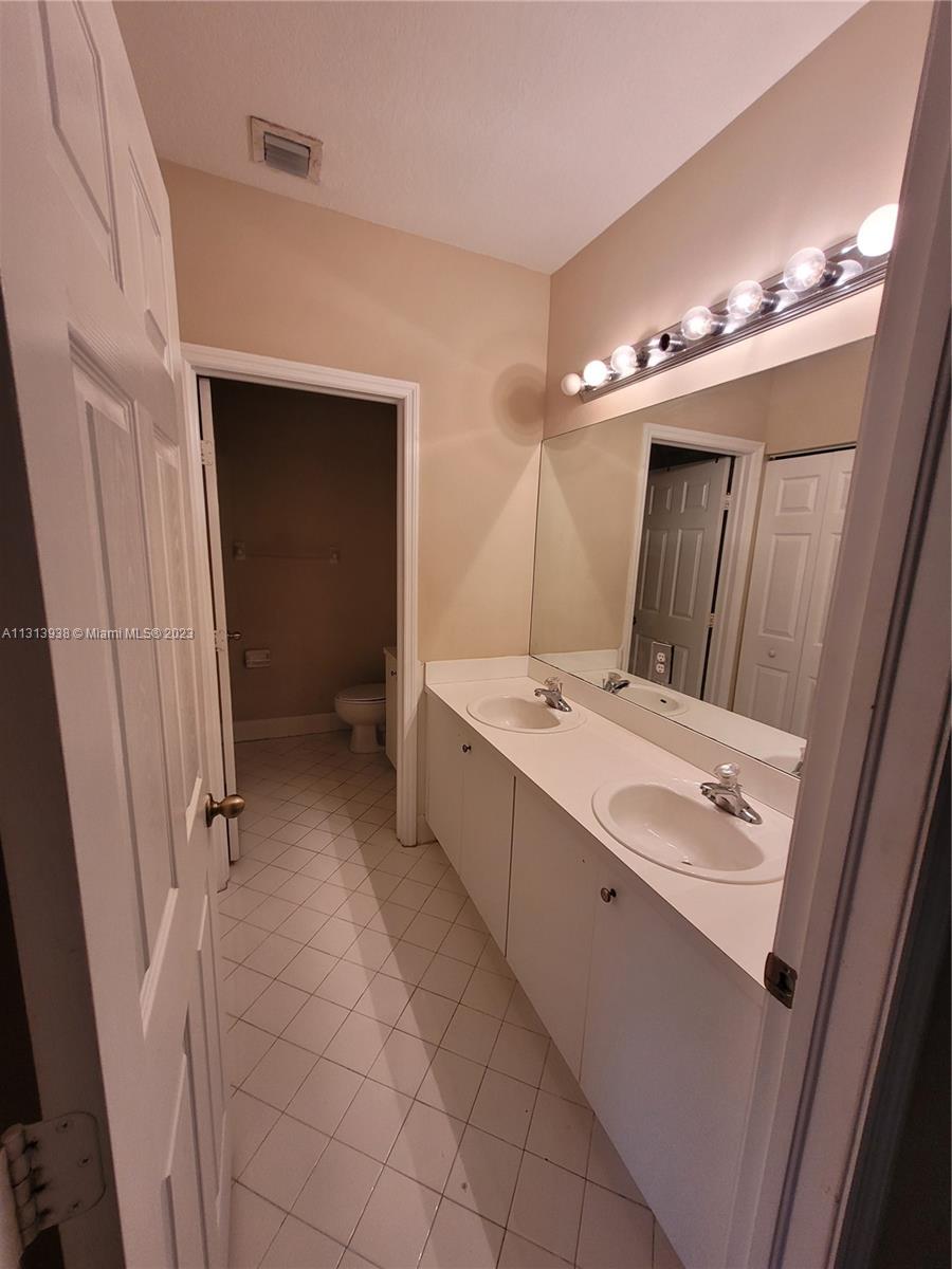 LAKES BY THE BAY AMBER - Residential Lease