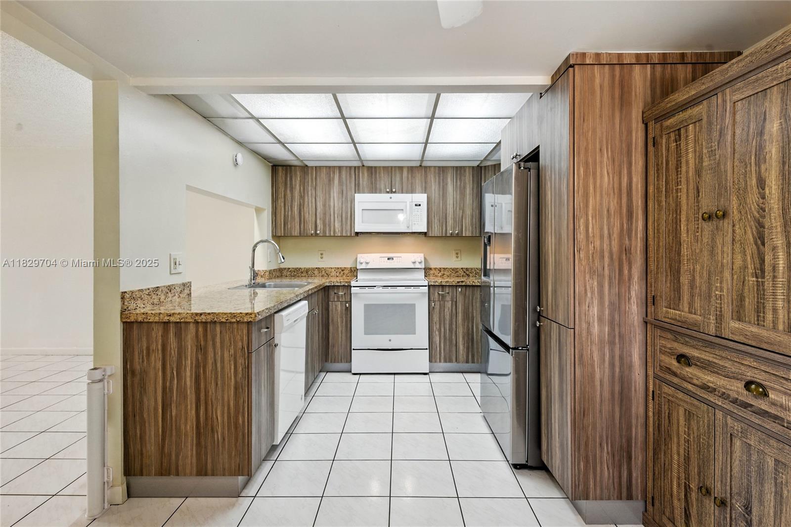 BANYAN TREE SEVEN CONDO - Residential Lease