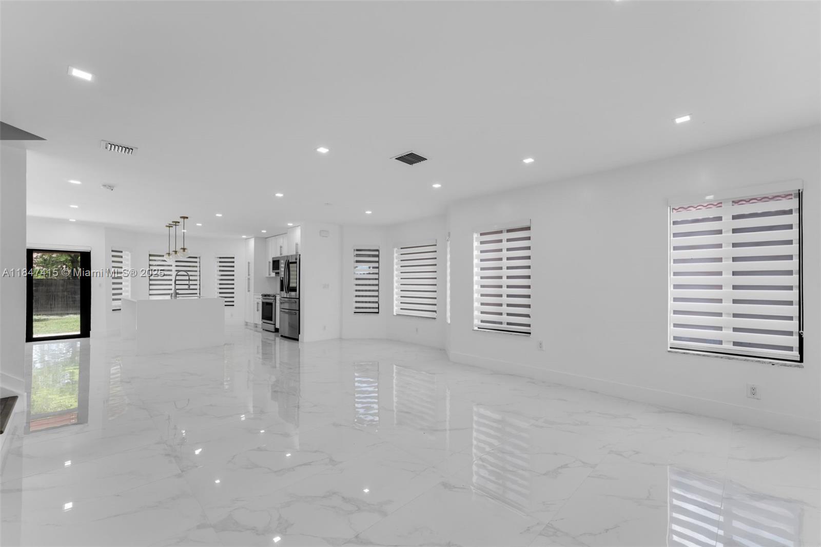 FOUR LAKES SEC 5 - Residential Lease