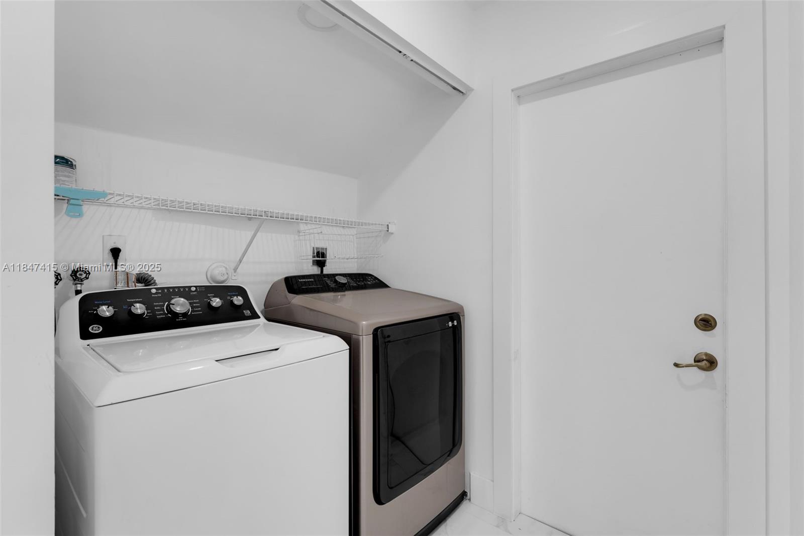 FOUR LAKES SEC 5 - Residential Lease