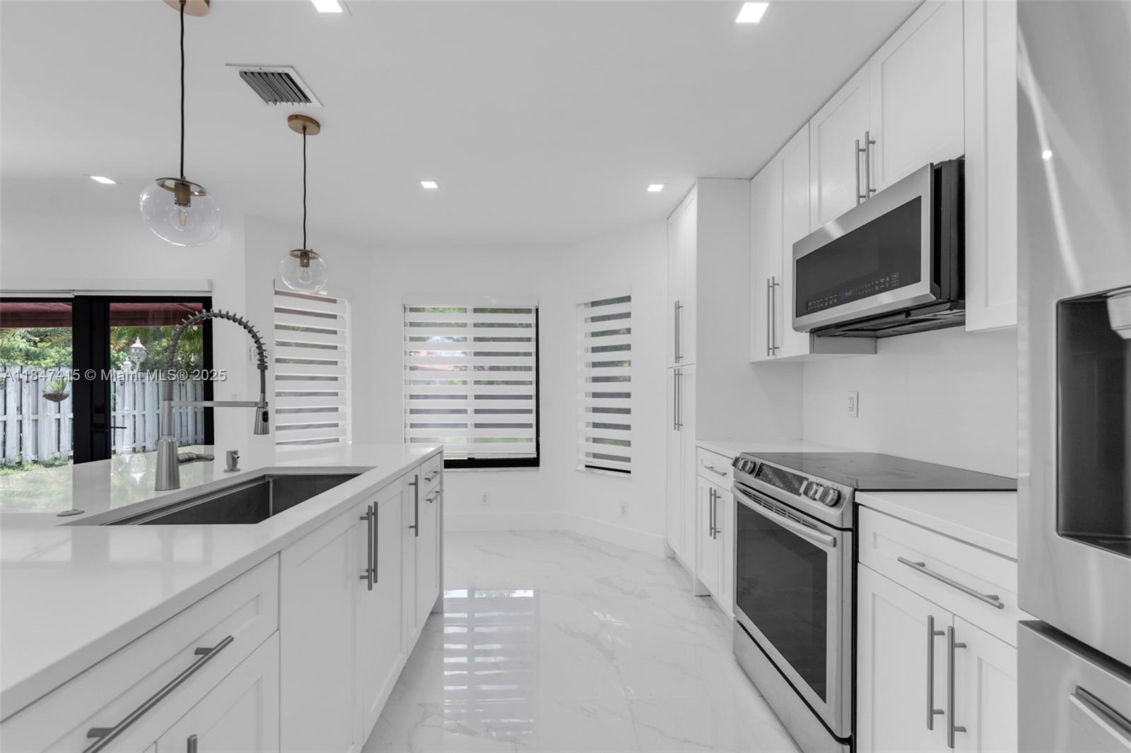FOUR LAKES SEC 5 - Residential Lease