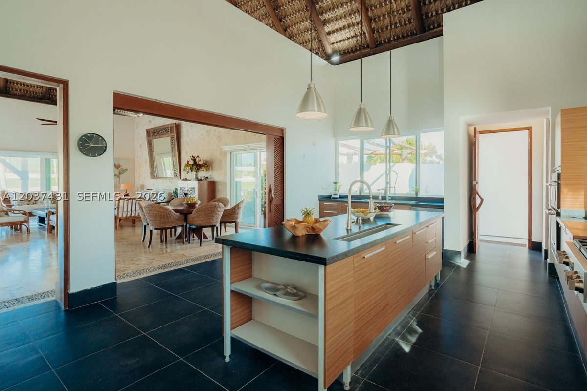 Exclusive villa located in the prestigious community of Caletón Estates, right on the 14th hole of the Punta Espada golf course, with stunning views of the Caribbean Sea and the Farallón cliffs, and a few steps from the Caletón Beach Club.

The property has 4 main rooms, including two Master Suites, plus areas for service personnel with a waitress and butler. All bedrooms include a safe and luxury details such as handcrafted doors and custom handles.

The amenities include a living and dining room, bar, fully equipped kitchen, outdoor kitchen, gazebo, large swimming pool, jacuzzi, reflecting pool, lake, outdoor furniture, outdoor lighting, automatic irrigation system, water purification and reverse osmosis for consumption. The villa has 3 parking spaces, air conditioning and appliances, and is sold furnished.