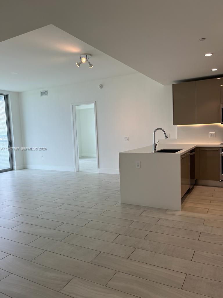 METROPICA NORTH TOWER ONE - Residential