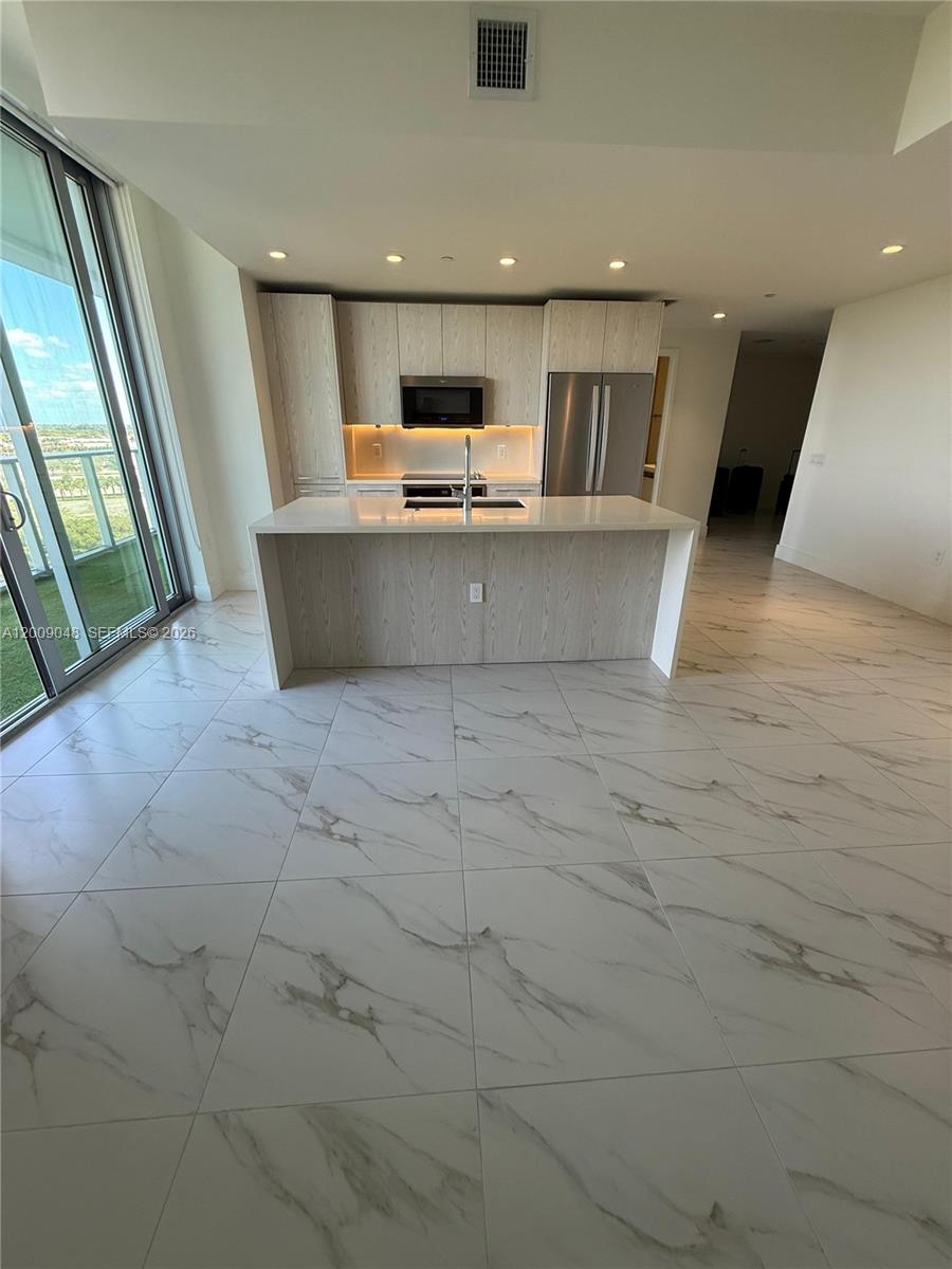 METROPICA NORTH TOWER ONE - Residential