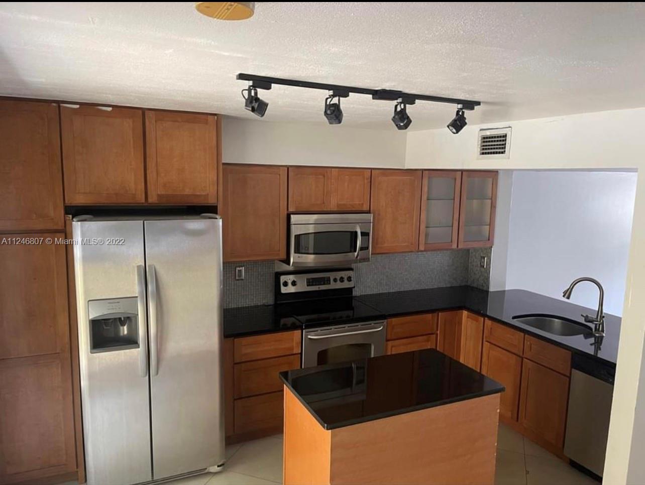 EXCELLENT CONDICION,  2ND LEVEL APARTMENT, GATE COMMUNITY,, STAINLES STEELL APPLIANCES, STONE COUNTERTOPS , CLUB HOUSE