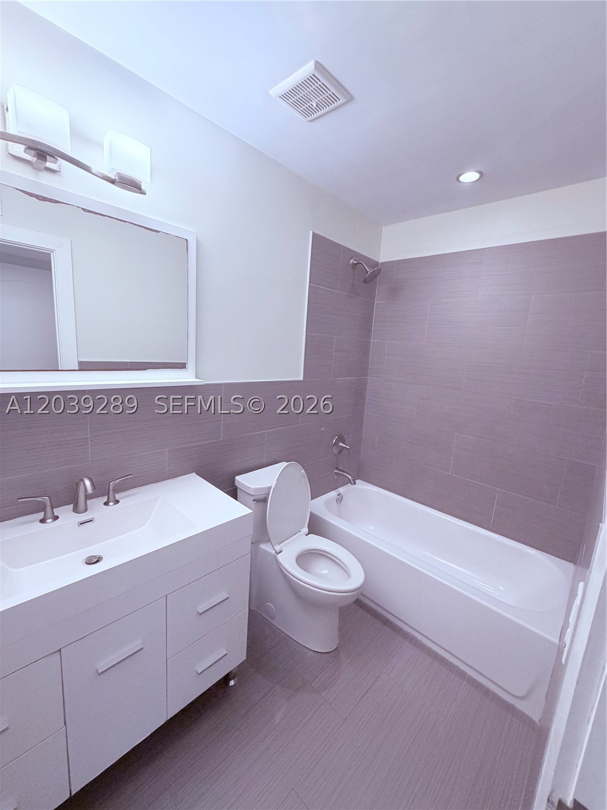 RESIDENCES @ THE FALLS CO - Residential Lease