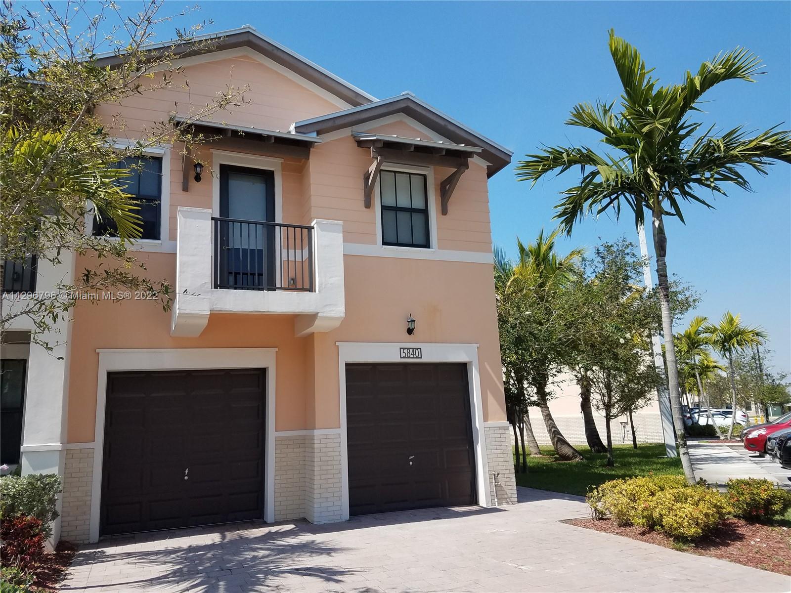 Spectacular townhouses of 4 bedrooms / 3.5 bathrooms and double garage, fully furnished, custom made closets, wallpaper, improved kitchen. Beautiful lake view, with excellent location, in front of the mail house, a few steps from the Clubhouse. With several parking lots of visitors nearby to receive your visit without any problem. Luxury clubhouse with gym, barbecue area, games room, social area and infinity pool. Closed community and easy access. Do not hesitate to show it we are sure you will love it.